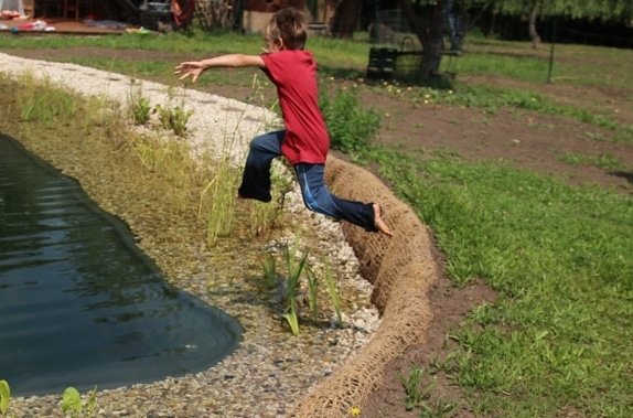 ADHD-chlapec-skace-do-rybnika-jako-s-ADHD