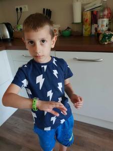Chlapec se dívá na hodinky