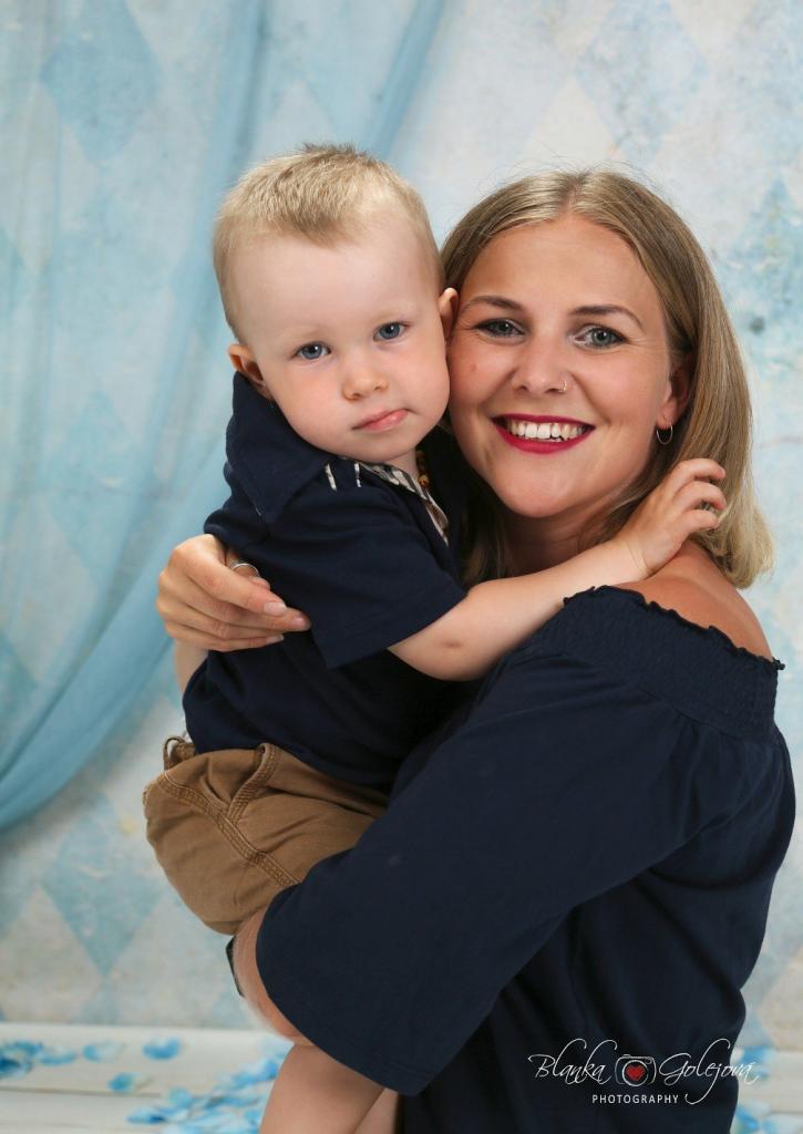 matka-drzi-na-rukou-dvouleteho-syna