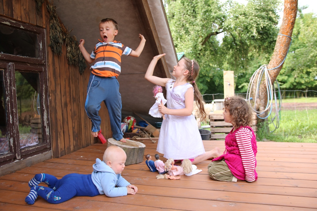 dite-neposloucha-chlapec-skace-pres-mimino