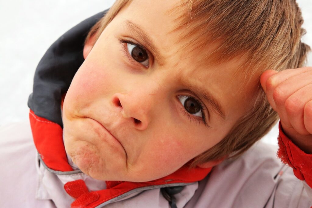 srovnavani-kluk-nastvany-hrozi-pesti